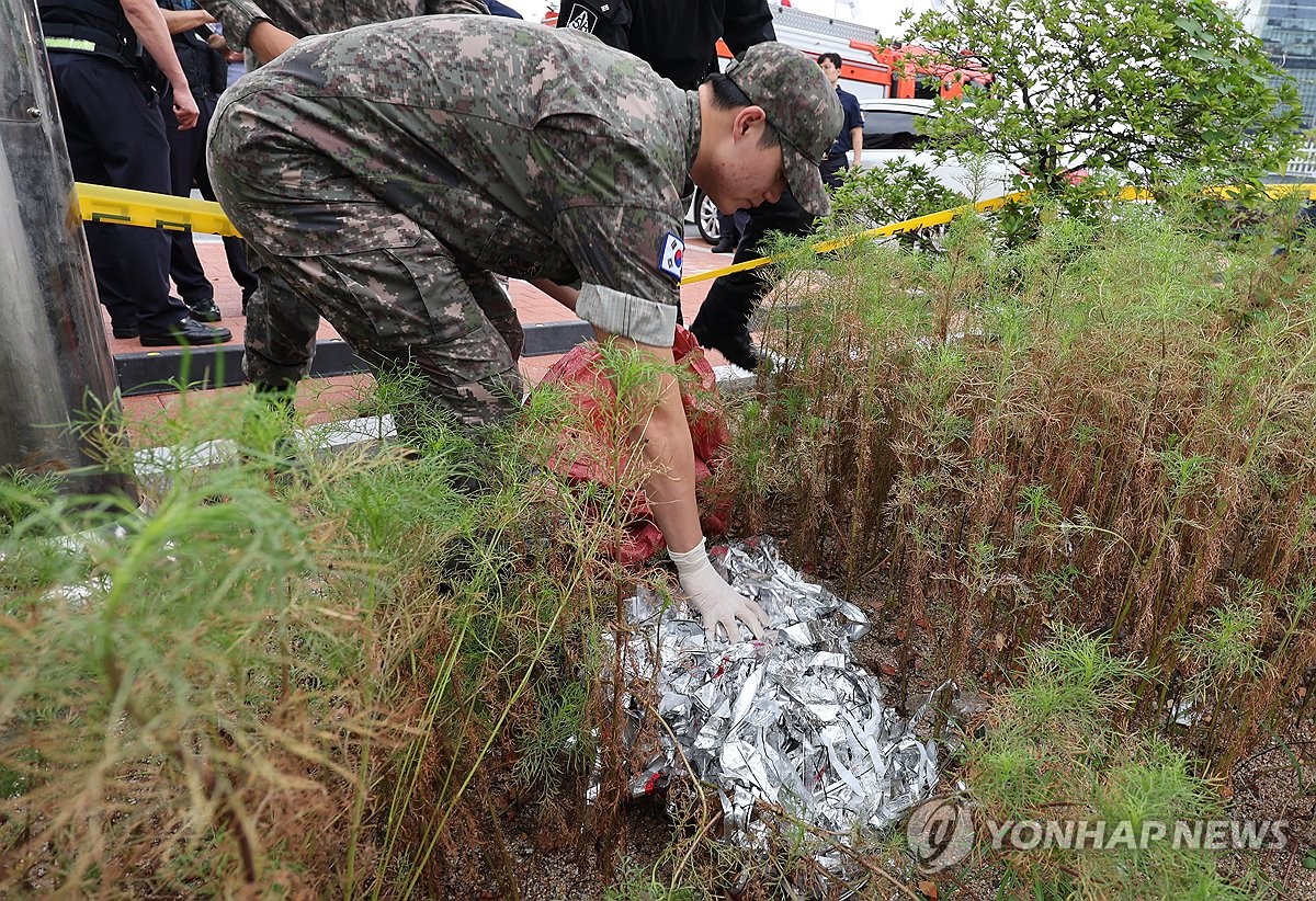 N.K. trash balloon lands inside Seoul gov&apos;t complex