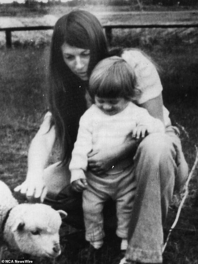 Suzanne Armstrong, fotografiada con su hijo Gregory Armstrong, fue asesinada en su casa compartida de Easey Street en Collingwood, en el centro de Melbourne, en 1977.