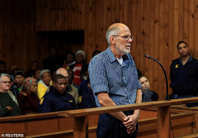 Christoffel Johannes Stoman, de 70 años, comparece ante el tribunal de primera instancia de Vredendal acusado de atropellar deliberadamente a Khwezi Jantjies, un niño de seis años.