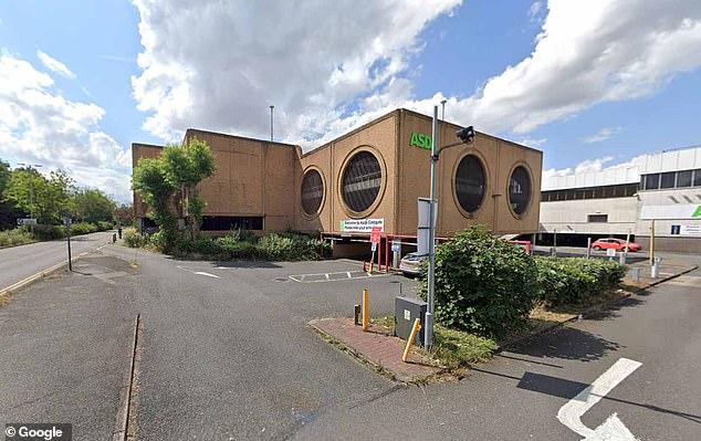 Un hombre de 34 años ha sido arrestado después de que una mujer fuera presuntamente violada en un aparcamiento de Asda en Basildon, en la foto