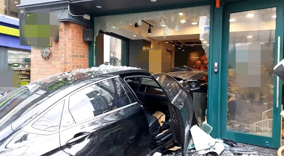 Car driven by man in 70s smashes into hamburger store in Seoul; 1 dead, 5 injured