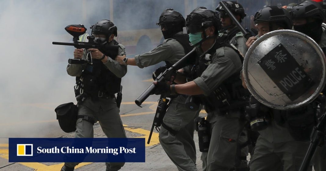 Un hombre de Hong Kong es encarcelado a 13 meses por un comentario en línea que incitaba a atacar a la policía
