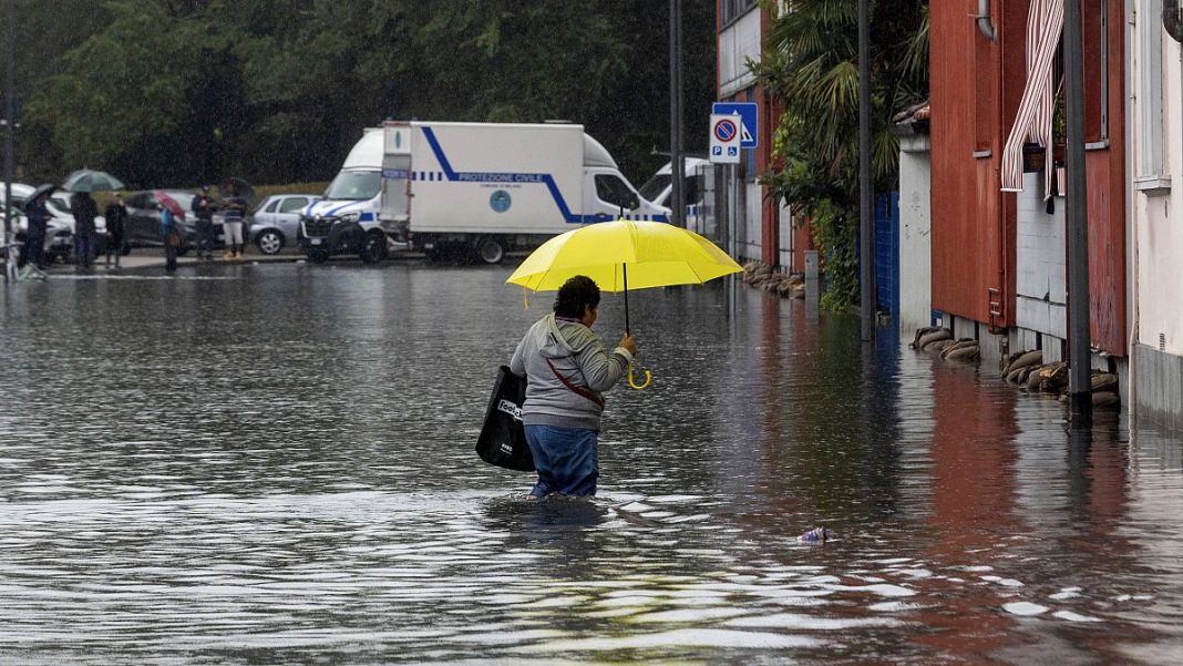 Un hombre es arrastrado por las fuertes lluvias en el norte de Italia 
