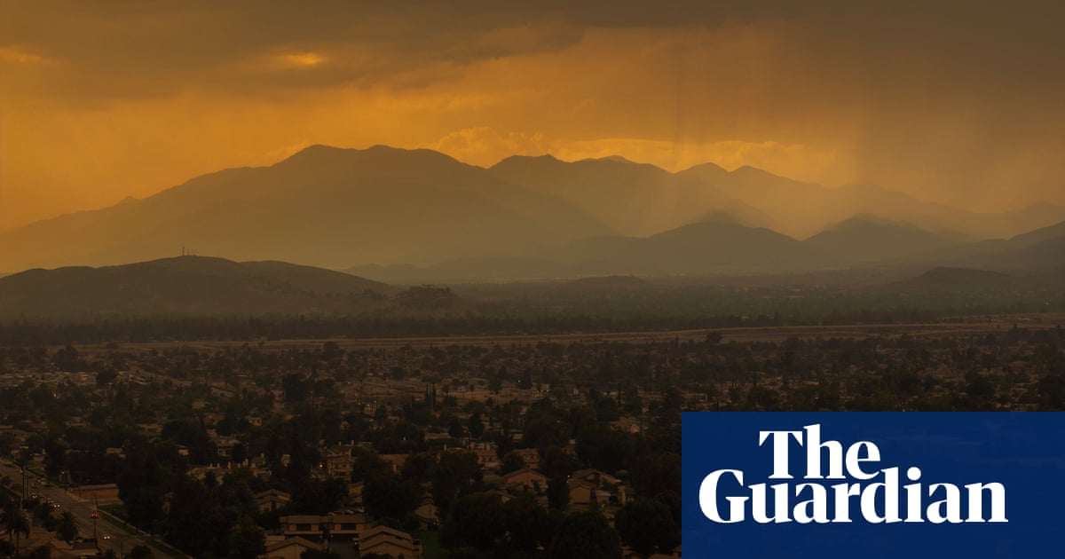 Un incendio forestal que se propaga rápidamente al este de Los Ángeles obliga a miles de personas a huir en medio de una feroz ola de calor
