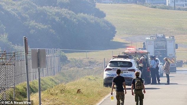 Los bomberos recibieron la alerta del incendio cerca de Malabar Headlands alrededor de las 12:18 p. m. del domingo (equipos en la escena en la foto)