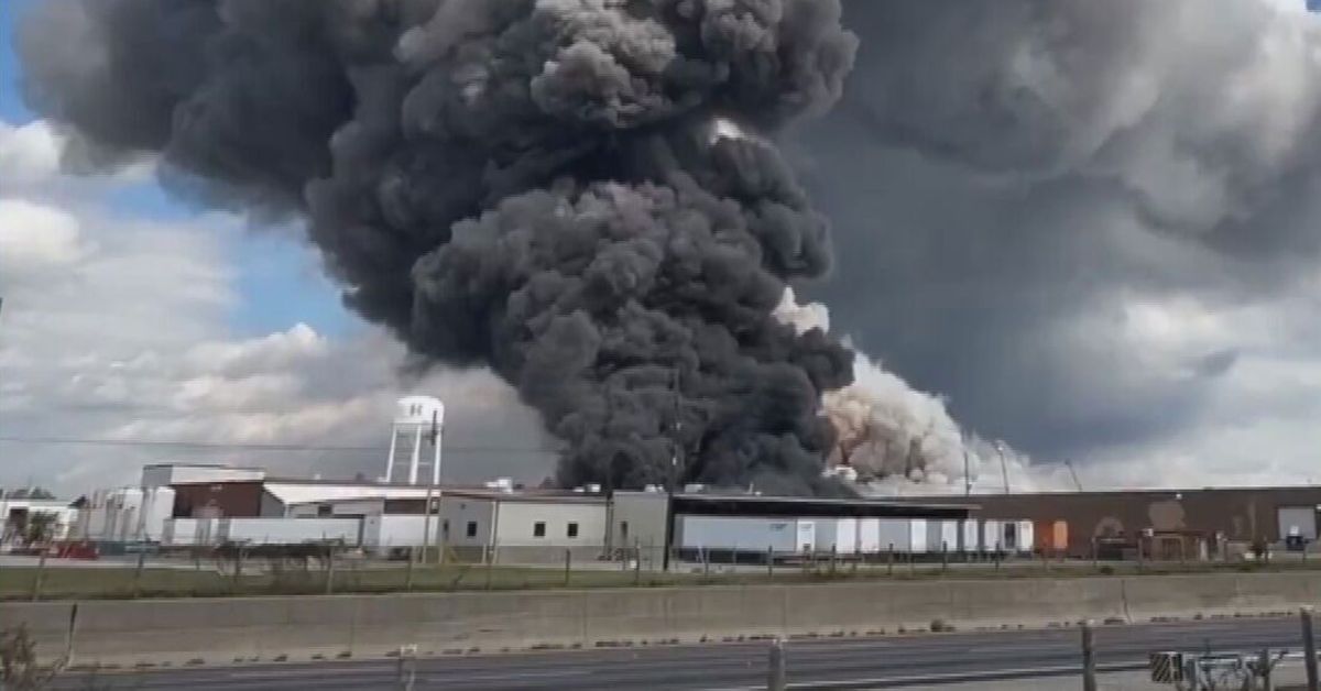 Un mal funcionamiento provoca un gran incendio en una planta química de EE. UU.
