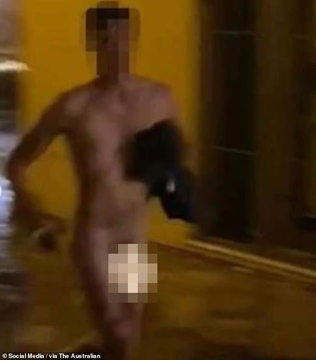 El hombre caminó por la ciudad histórica durante la noche del viernes antes de ser emboscado.