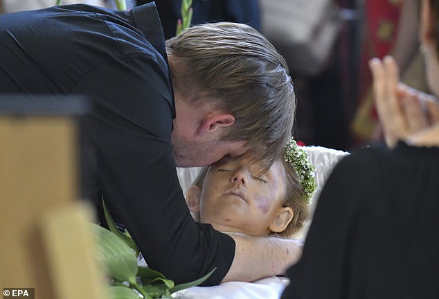 Yaroslav Bazylevych reacciona junto al cuerpo de una de sus hijas durante una ceremonia fúnebre en Lviv