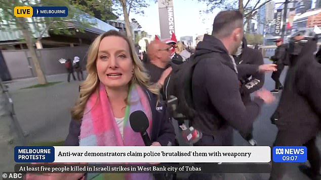 La tensión era alta el jueves cuando una reportera de ABC se dirigía al lugar con varios guardias de seguridad antes de que su cruz viva fuera interrumpida por manifestantes rebeldes.