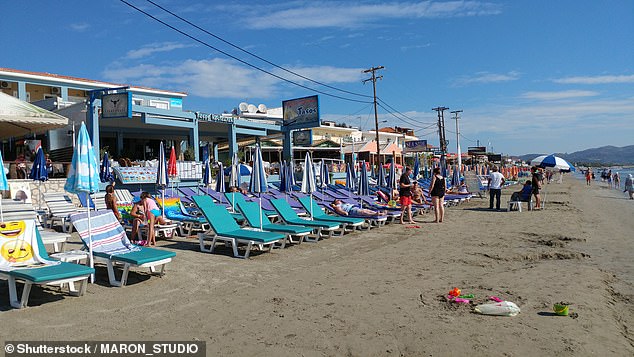 Un turista británico lucha por su vida tras tropezar y quedar empalado en una valla metálica cerca de una popular playa de Zante (imagen de archivo de la playa de Laganas)