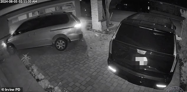 Cuando la policía de Irvine llegó al lugar, encontraron que un Honda Odyssey dorado se había estrellado contra el frente de la casa.