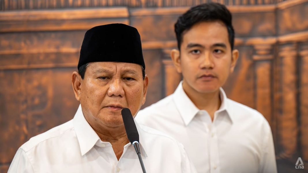 Una antigua cuenta en línea supuestamente vinculada al vicepresidente electo de Indonesia, Gibran, genera controversia por opiniones negativas sobre Prabowo
