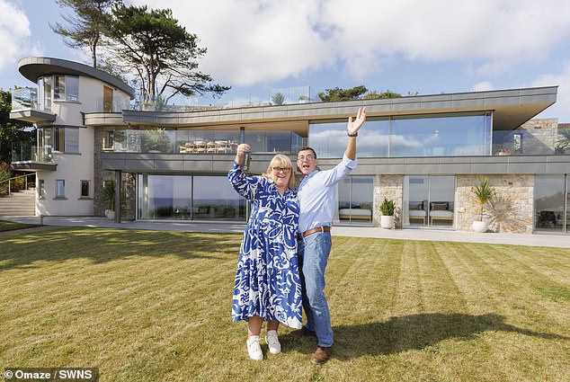 Una enfermera gana una casa de 4,5 millones de libras en Omaze con piscina climatizada, torre con terrazas y vistas impresionantes al mar en Cornwall; luego trabaja un turno de 11,5 horas al día siguiente
