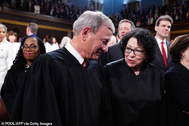 El presidente de la Corte Suprema, John Roberts, con la juez asociada Sonia Sotomayor