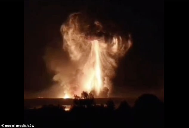 Las llamas se elevaron hacia el cielo la madrugada del miércoles mientras los drones ucranianos bombardeaban el lugar en Toropets.