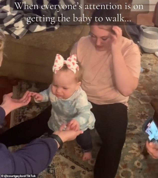 Baby Elliett, de 1 año en ese momento, dio sus primeros pasos mientras celebraba su cumpleaños con su familia.