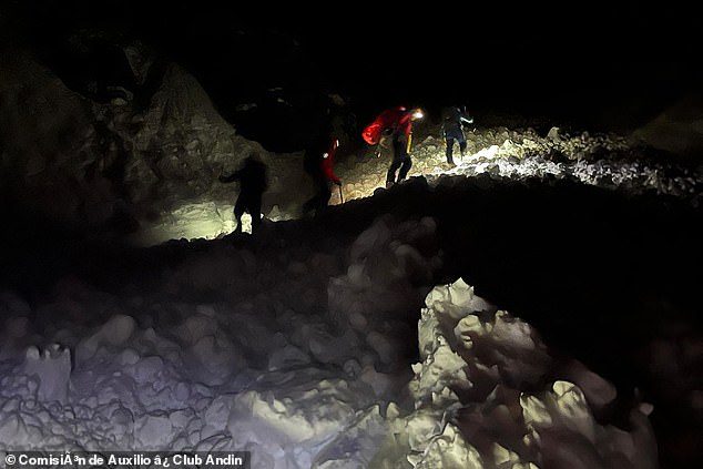 Se vio a equipos de rescate trabajando después de la avalancha en el Monte López, que se cobró la vida de un turista británico, mientras que otras dos personas fueron rescatadas en el Cerro López cerca de Bariloche, Río Negro, Argentina, el 5 de septiembre.