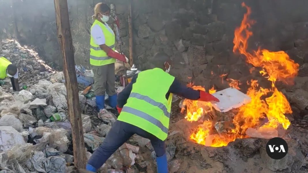 Una mujer de la República Democrática del Congo crea empleo reciclando plásticos
