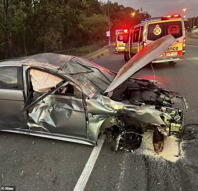 El conductor, de 19 años, perdió el control del Mitsubishi Lancer (en la foto) en Kessels Road en Coopers Plains, al sur de Brisbane, alrededor de las 4.50 a. m. del jueves.