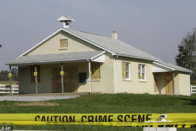 Rosanna S. King, de 23 años (no aparece en la foto), resultó gravemente herida cuando Charles Carl Roberts IV le disparó en la escuela Amish de West Nickel Mines en octubre de 2006. La escuela, que aparece en la foto después del tiroteo, fue demolida 10 días después de los asesinatos y se construyó una nueva cerca.