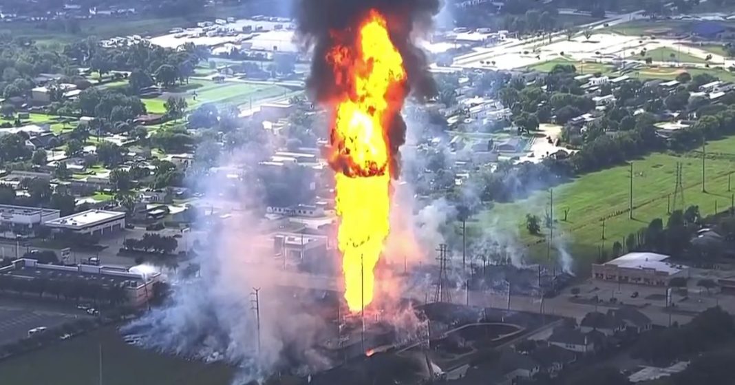 Una torre de llamas estalla en una explosión de un oleoducto en EE.UU.
