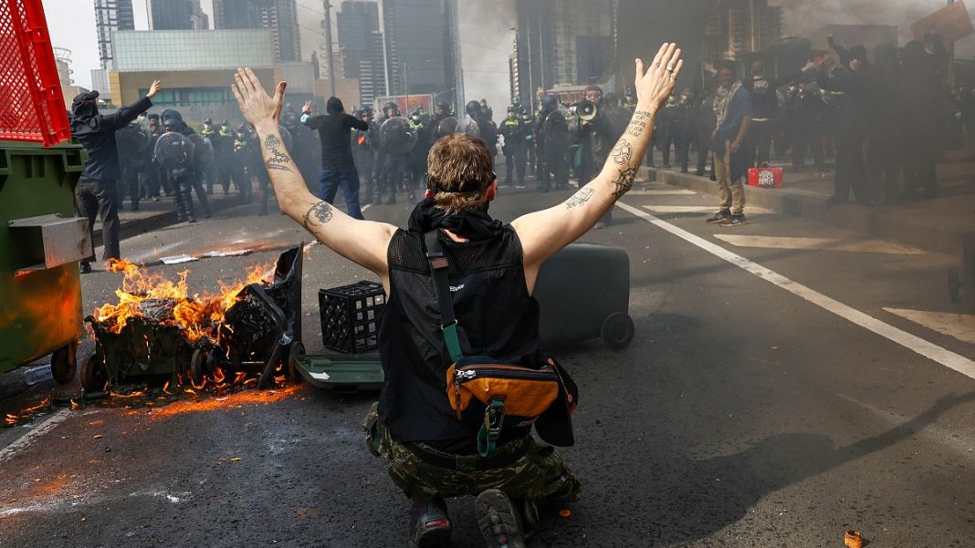 Vídeo. Manifestantes contra la guerra se enfrentan a la policía en Australia
