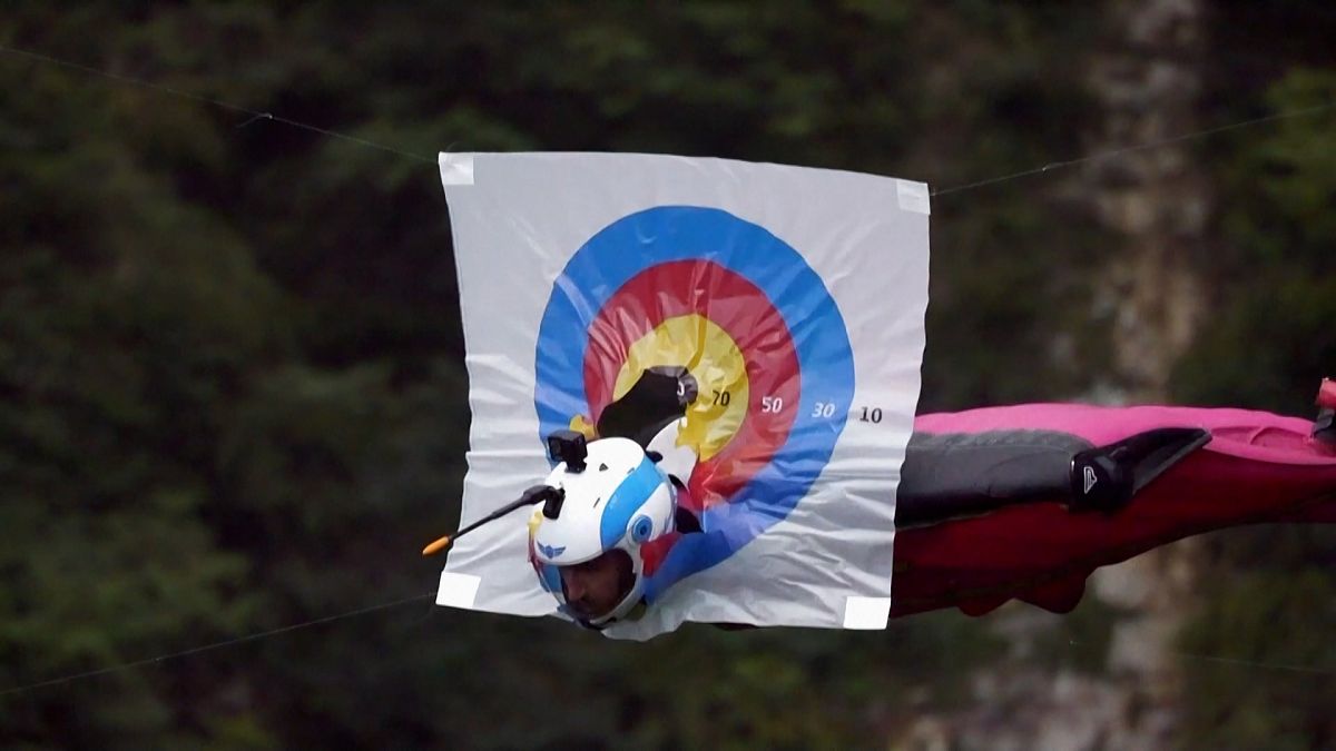 Vídeo. VÍDEO: El piloto francés Serrano se alza con la victoria en el Campeonato de Wingsuit
