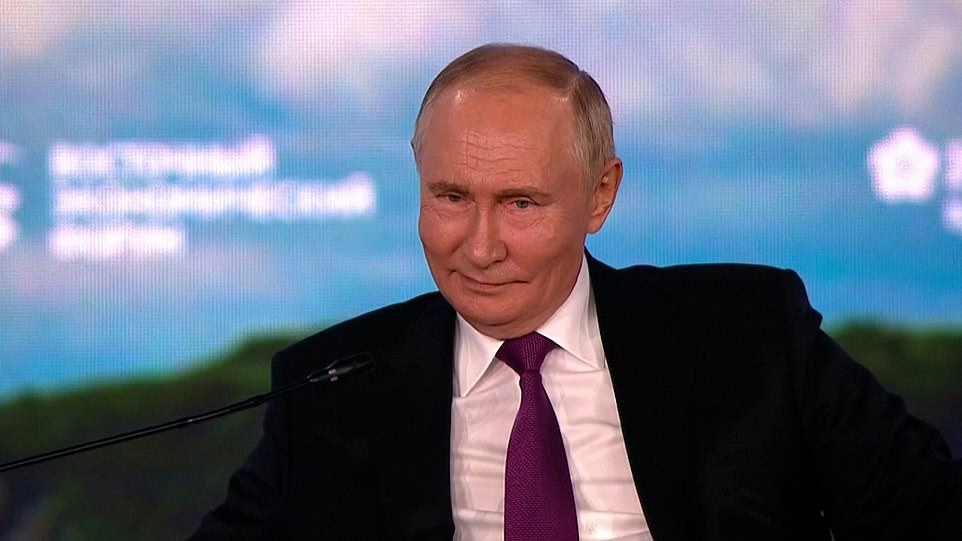 Un sonriente Vladimir Putin dijo el jueves que apoyaba a Kamala Harris en las próximas elecciones presidenciales de Estados Unidos, apenas un día después de que Washington acusara a Moscú de manipular la votación.