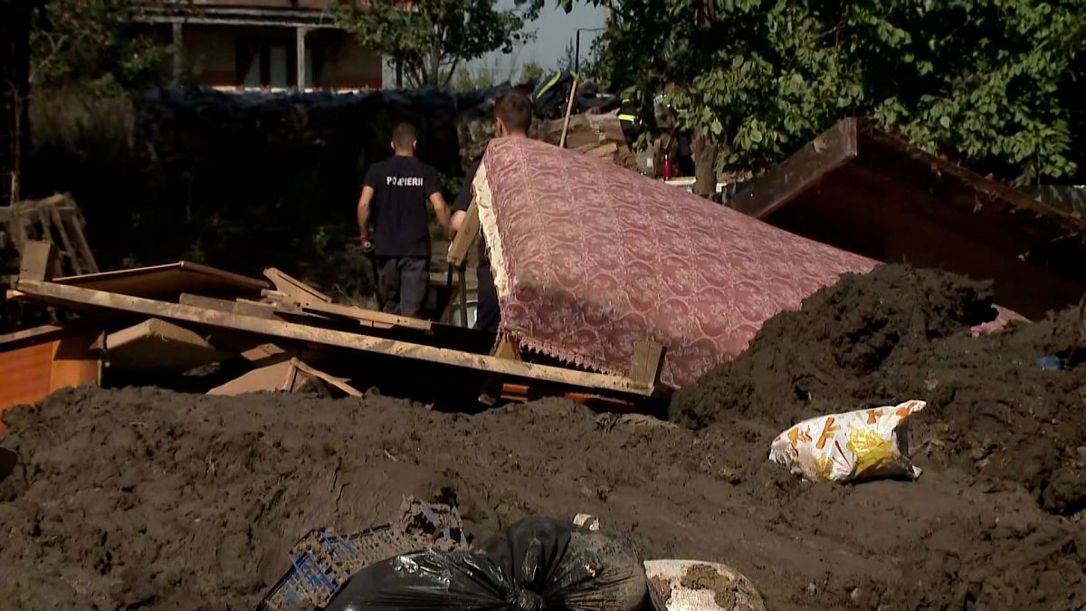 Voluntarios y autoridades se unen para limpiar las inundaciones en Rumanía 
