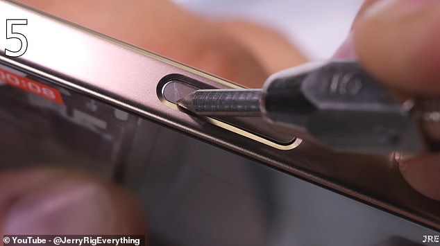 Durante la temida prueba de rayado del YouTuber, JerryRigEverything rayó con una variedad de herramientas puntiagudas, comenzando con la más suave y avanzando hacia la más dura. El botón de captura del iPhone 16 Pro Max comienza a mostrar signos de daño en el nivel 5