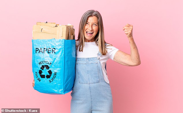 Si bien las generaciones más jóvenes a menudo son percibidas como las más conscientes del medio ambiente, una nueva encuesta ha revelado que en realidad son los Boomers quienes están liderando el camino en el reciclaje (imagen de archivo)