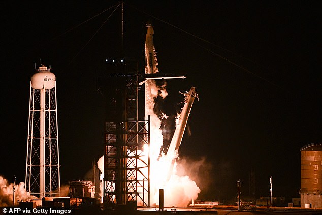 Un cohete Falcon 9 de SpaceX con la cápsula Crew Dragon Resilience, que transporta a la tripulación de la misión Polaris Dawn, despega del complejo de lanzamiento 39A en el Centro Espacial Kennedy en Cabo Cañaveral, Florida, el 10 de septiembre de 2024.