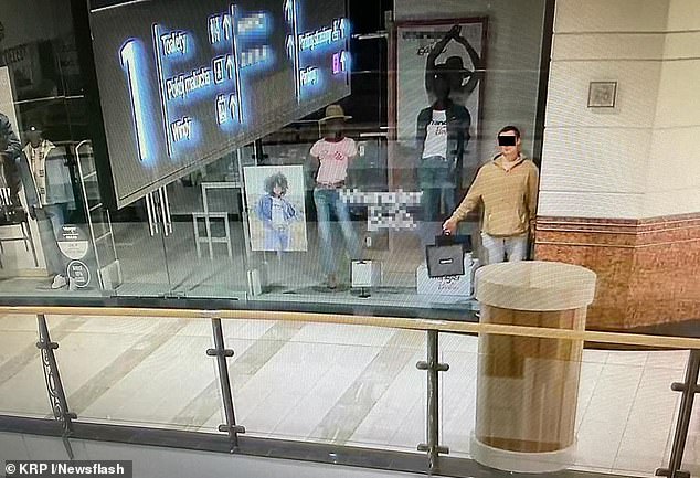 Un hombre se hace pasar por maniquí en el centro comercial más grande de Europa Central antes de robarlo