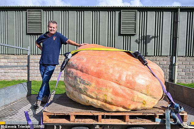 Ian Paton fotografiado con su calabaza gigantesca que cultivó junto con su hermano gemelo para el programa.