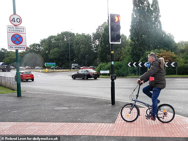 Ross Slater utiliza el cruce controlado por sensores de IA en la A34 Stratford Road en Solihull