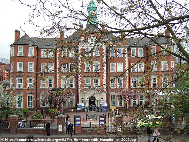 Hospital Hammersmith, parte del Imperial College Healthcare. El NHS Trust está dejando a los pacientes angloparlantes al final de la cola y priorizando a aquellos que necesitan un intérprete para evitar cargos adicionales.