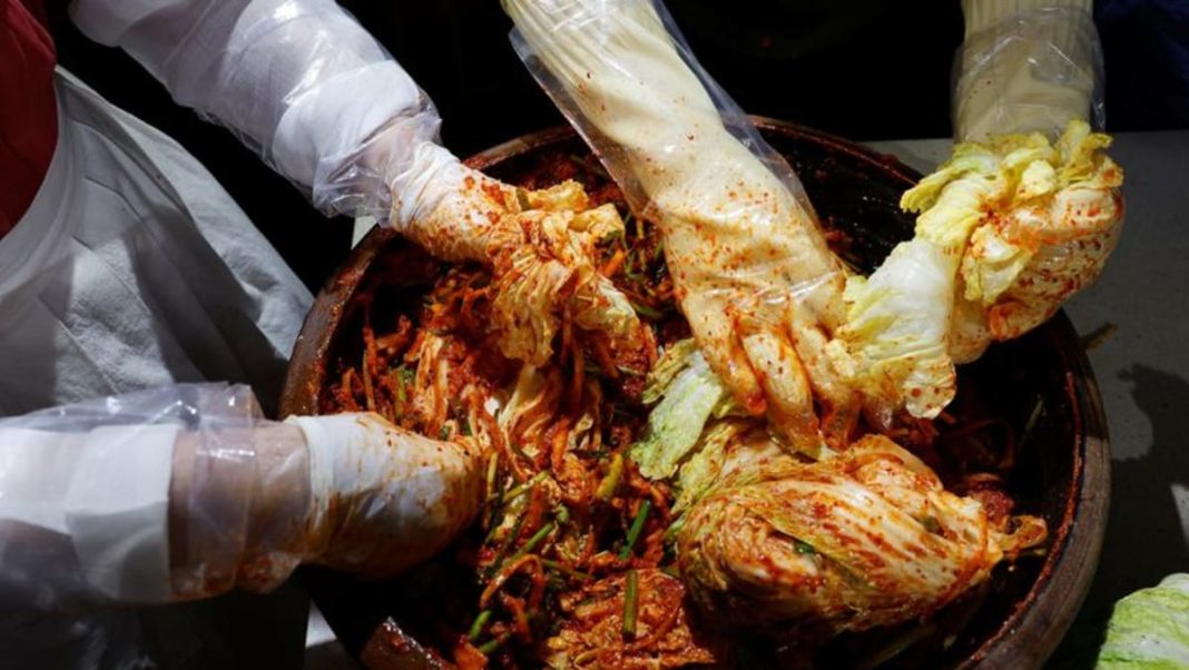 ¿Se acabó el kimchi? El cambio climático pone en peligro el apreciado plato de repollo de Corea del Sur
