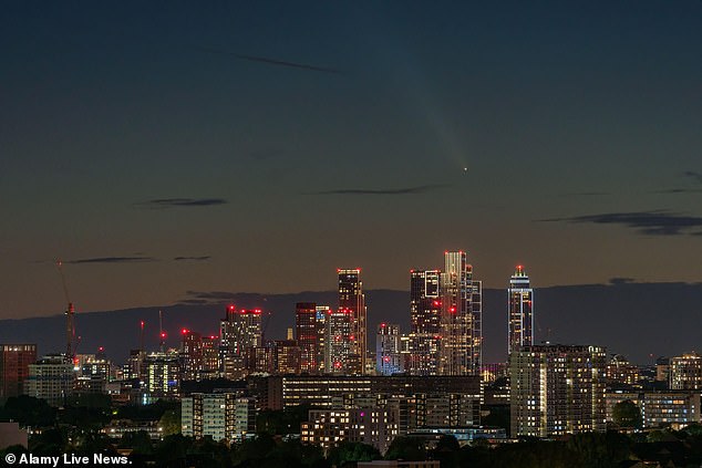 Ha sido visto sobre el horizonte de la ciudad de Londres justo después de la puesta de sol de ayer, cuando se acerca a 44 millones de millas de la Tierra.