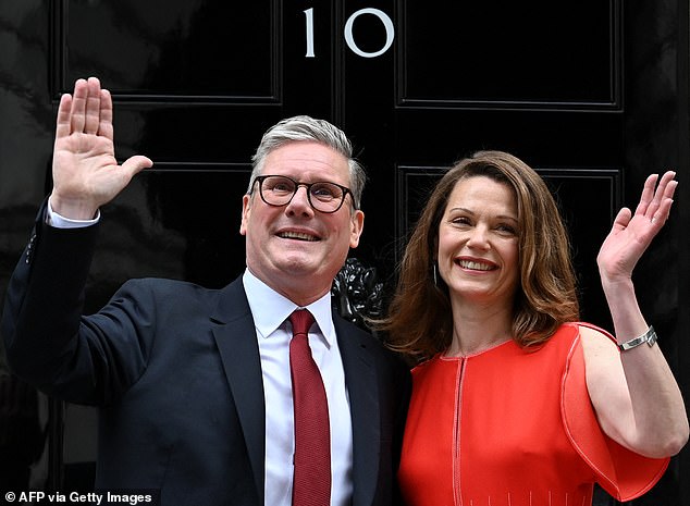 El primer ministro Keir Starmer y su esposa Victoria saludan mientras posan en las escaleras del número 10 de Downing Street en Londres el 5 de julio.