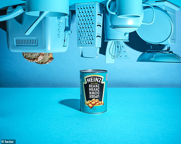 Heinz ha lanzado una lata 'Upside Down' de edición limitada, diseñada para que sea más fácil que nunca verter todo el contenido de la lata, sin tener que raspar los últimos restos de la lata.