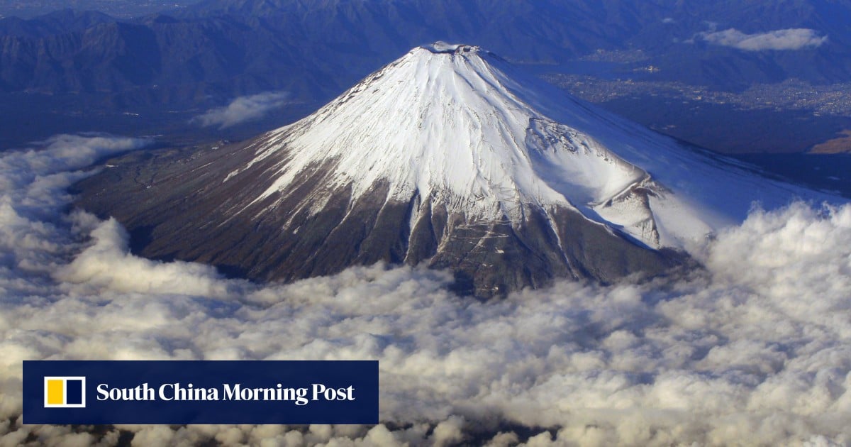 ¿Está el Monte Fuji de Japón "pidiendo ayuda a gritos"? El plan ferroviario y hotelero provoca reacciones adversas
