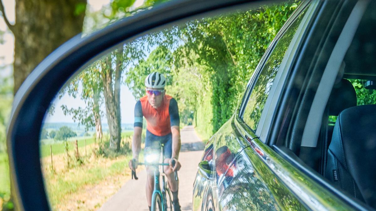 ¿Por qué mueren más ciclistas del Reino Unido en las vías rurales que en las concurridas calles de las ciudades?
