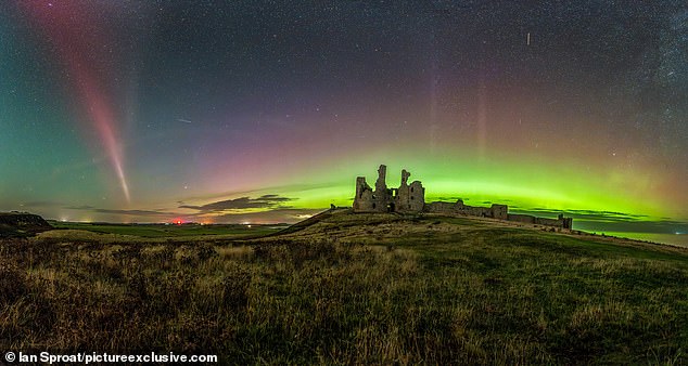 STEVE (en la foto de la izquierda) sobre el castillo de Dunstanburgh en la costa de Northumberland el lunes por la noche.