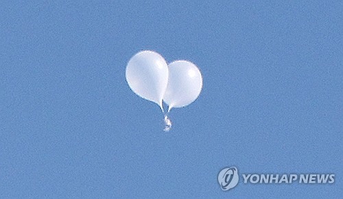 (LEAD) N. Korea sends some 40 trash balloons toward S. Korea: JCS