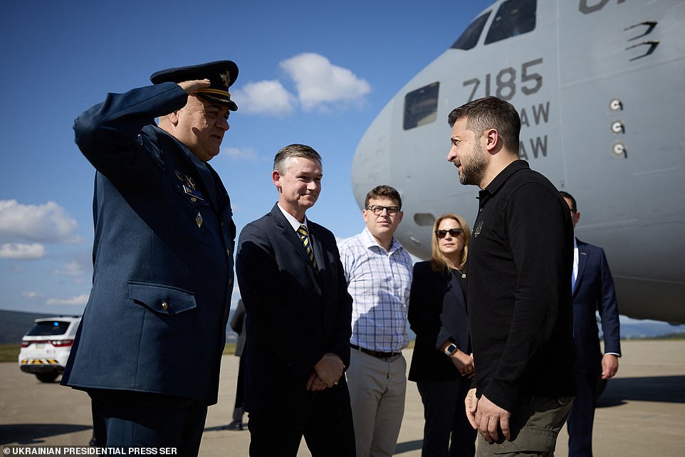 Los votantes de Pensilvania no tuvieron ningún problema con que el presidente ucraniano Volodymyr Zelensky visitara una planta de municiones en el estado, según una nueva encuesta de JL Partners/DailyMail.com. En septiembre, el presidente ucraniano agradeció al personal de una planta cerca de Scranton por producir proyectiles de artillería de 155 mm que han ayudado a mantener a raya a las tropas invasoras rusas.