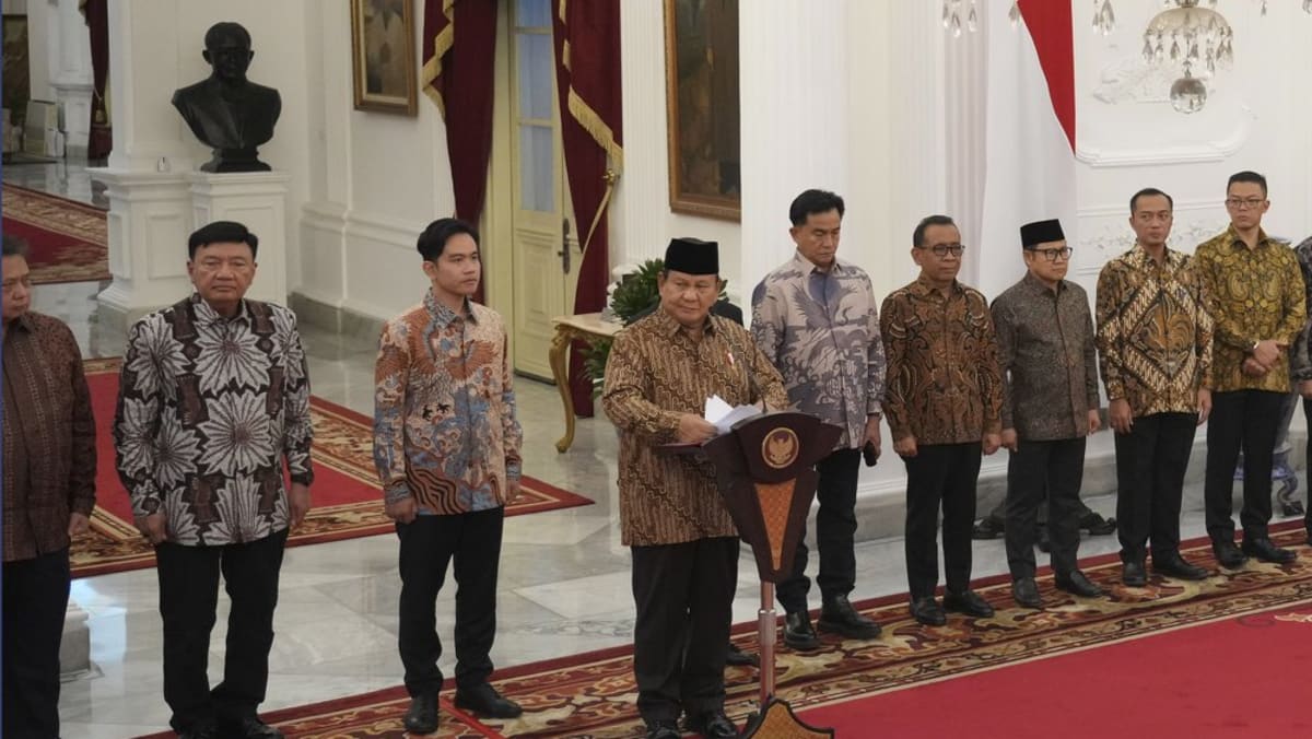 Prabowo anuncia su gabinete "rojo y blanco" y Sugiono es nombrado nuevo ministro de Asuntos Exteriores de Indonesia
