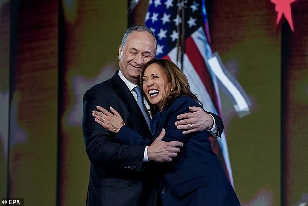 Si Kamala Harris es elegida presidenta de los Estados Unidos el próximo mes, su marido recibirá el título sin precedentes de 'Primer Caballero'. Sin embargo, difícilmente se me ocurre una manera menos adecuada de describir a Doug Emhoff.