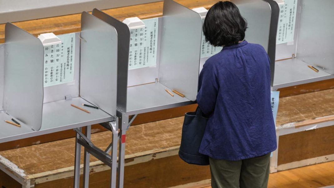 Japón vota en unas elecciones que se espera castiguen a la coalición del primer ministro Ishiba
