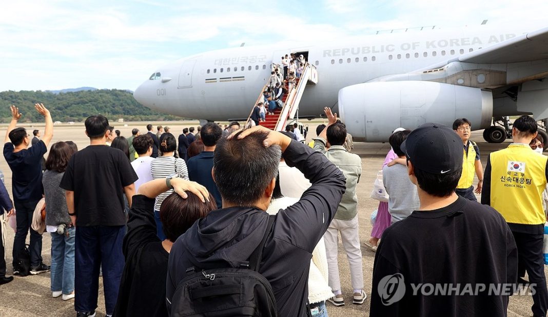 (2nd LD) Military jet carrying 96 S. Koreans arrives home from Lebanon amid escalating tensions