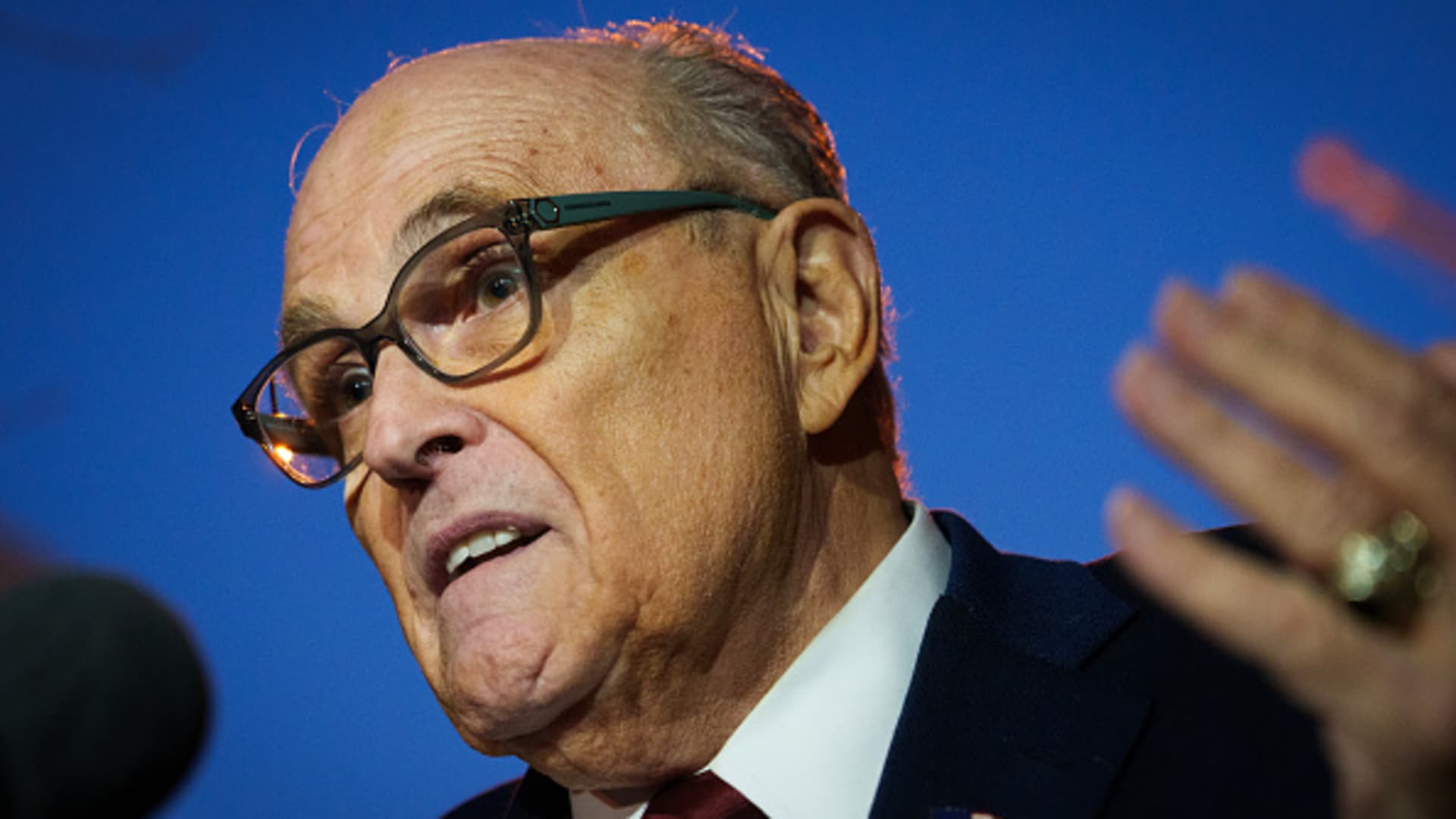 A Giuliani se le ordenó entregar un apartamento en Nueva York, un Mercedes y relojes de lujo a víctimas de difamación.
